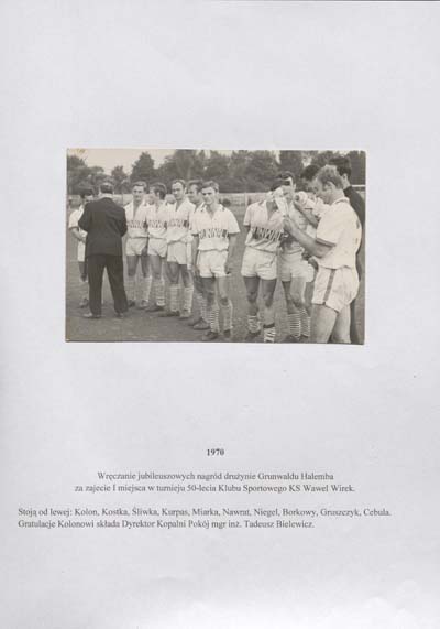 zdjęcie okładki Wręczenie jubileuszowych nagród drużynie Grunwaldu Halemba za zajęcie I miejsca w turnieju 50-lecia Klubu Sportowego Wawel Wirek. 