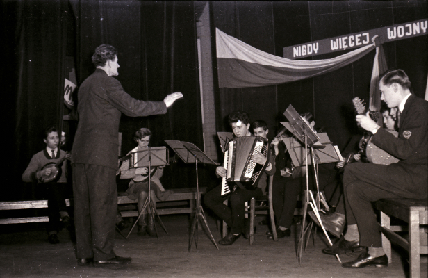 zdjęcie okładki [Zespół Z.D.K muzyczny na występach w cechowni z okazji 20 rocznicy wyzwolenia - 01.1965]