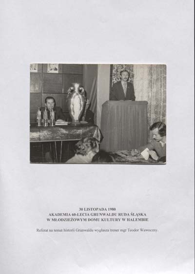 zdjęcie okładki Akademia 60-lecia Grunwaldu Ruda Śląska w Młodzieżowym Domu Kultury w Halembie. Referat na temat historii Grunwaldu wygłasza trener mgr Teodor Wawoczny