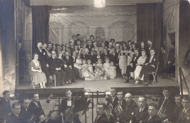 zdjęcie okładki [Przedstawienie teatralne "Szczęśliwy kto jeszcze Matkę ma" 26.11 i 17.11.1933 r]