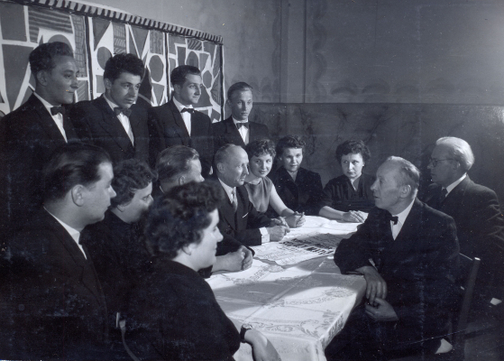 zdjęcie okładki [Zarząd Chóru "Słowiczek" przed koncertem jubileuszowym- 1959 r.]