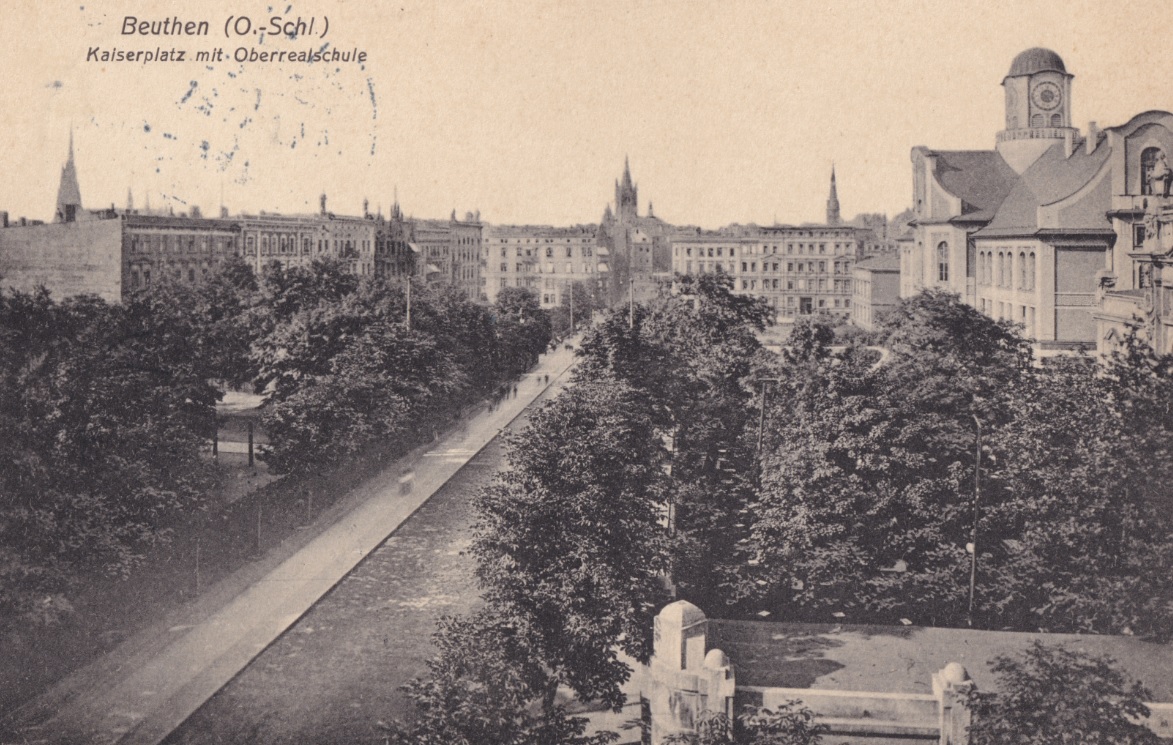 zdjęcie okładki Bytom - plac obok budynku IV Liceum Ogólnokształcącego im. Bolesława Chrobrego