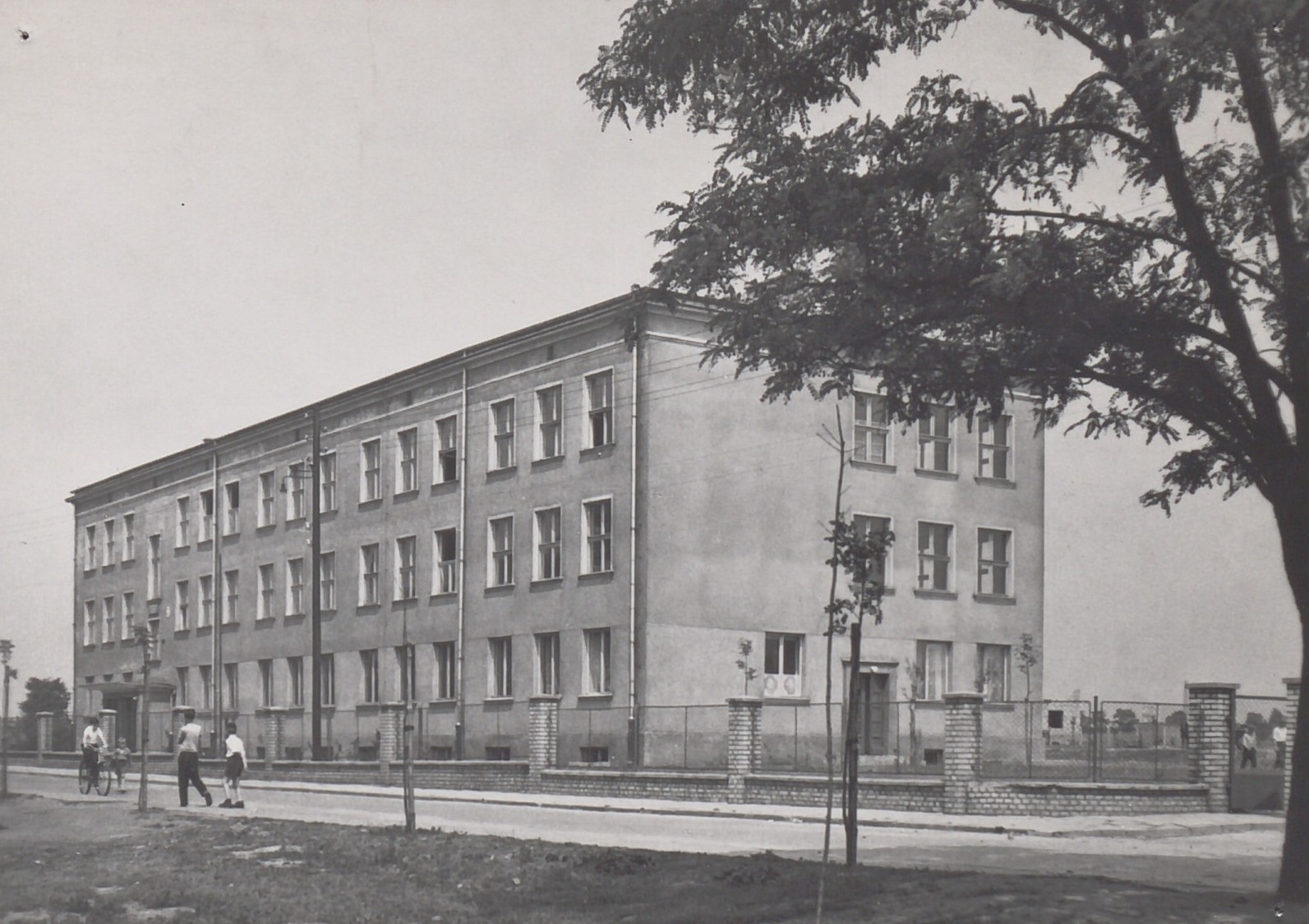 zdjęcie okładki Szkoła im. Ludwika Waryńskiego - obecnie ul. ks. Pawła Lexa 16 (Halemba)