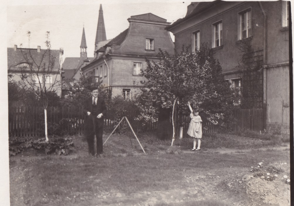 zdjęcie okładki Katowice - podwórko przy ulicy PCK. W tle kościół świętego Piotra i Pawła